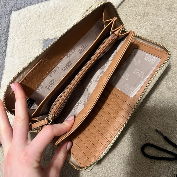 Micheal Kors wallet - Picture 4 of 6